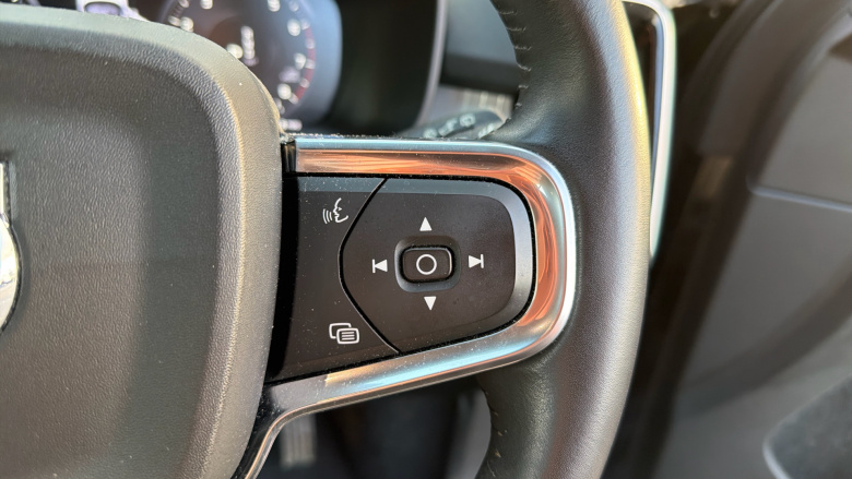 Volvo Xc40 2.0 T4 Momentum Pro 5dr AWD Geartronic Petrol Estate